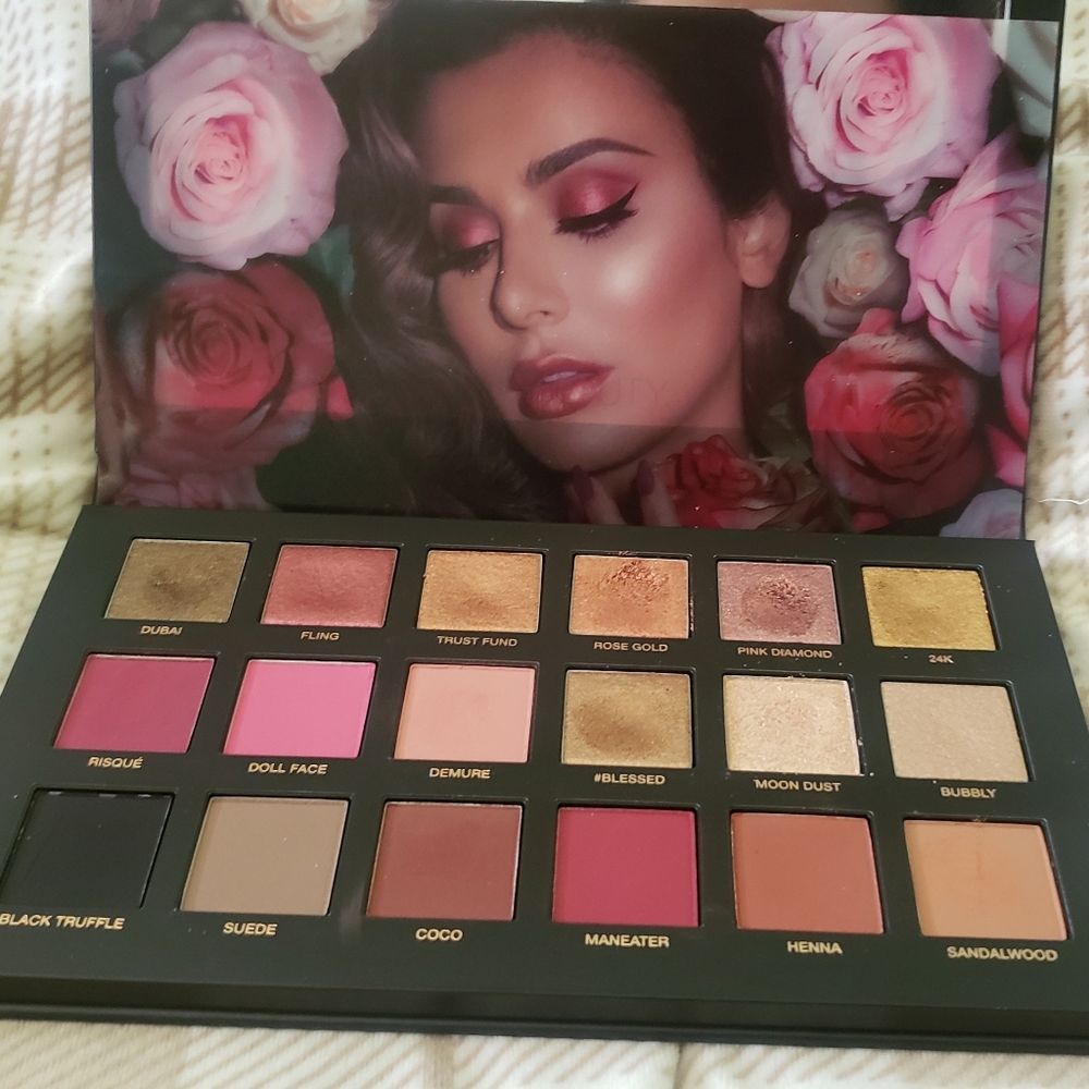 Huda Beauty Rose Gold REMASTERED Eyeshadow Palette